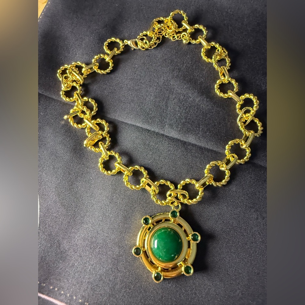 Elegant Gold and Green Pendant Necklace
